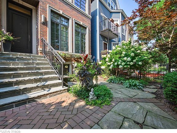 2nd image of 1844 W Barry Ave