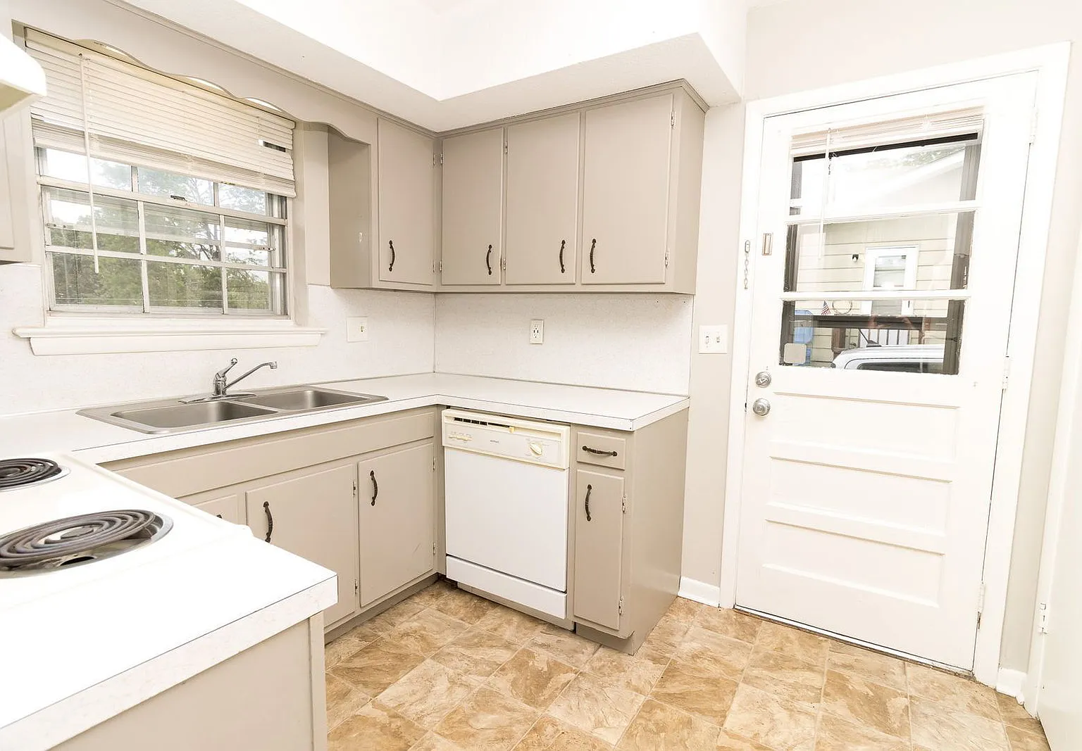 2 bed, 1.0 bath, 815 sqft, $1,125 — Photo 2
