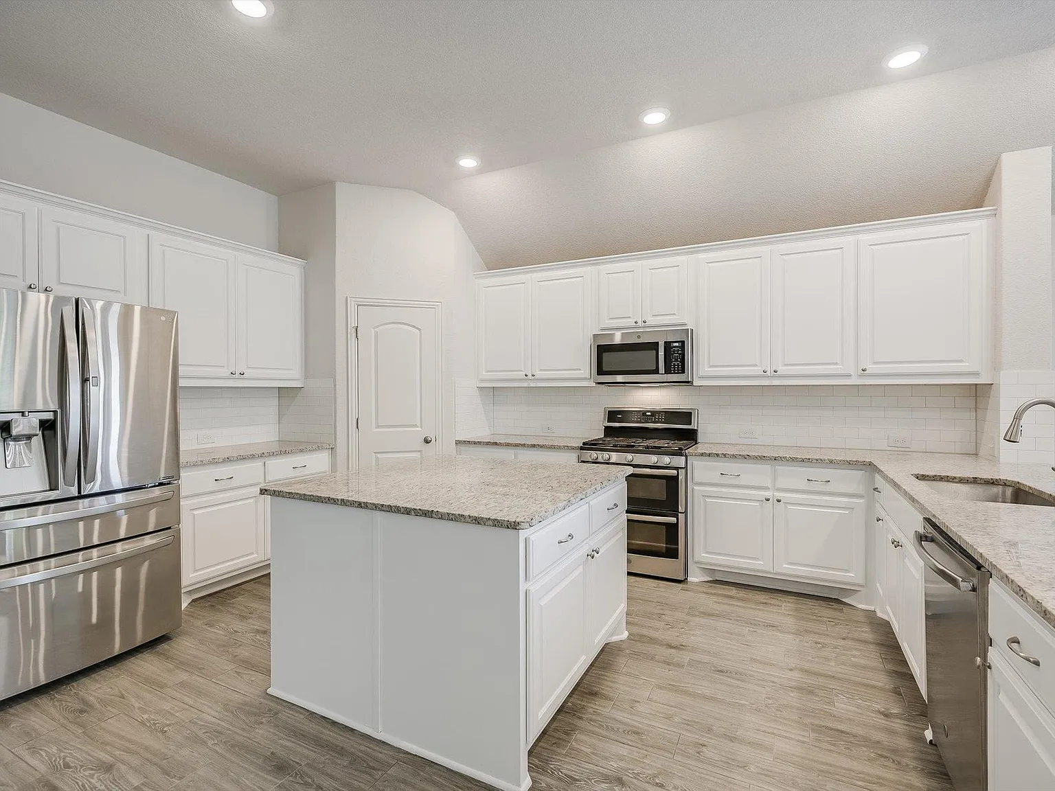 3 bed, 2.5 bath, 2232 sqft, $2,800 — Photo 3