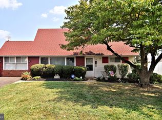 10 Jewel Ln, Levittown, PA 19055