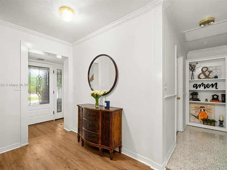 2551 Lakeview Dr — Photo 2