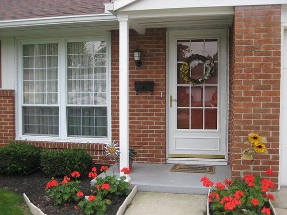 2nd image of 987 Chateau Dr