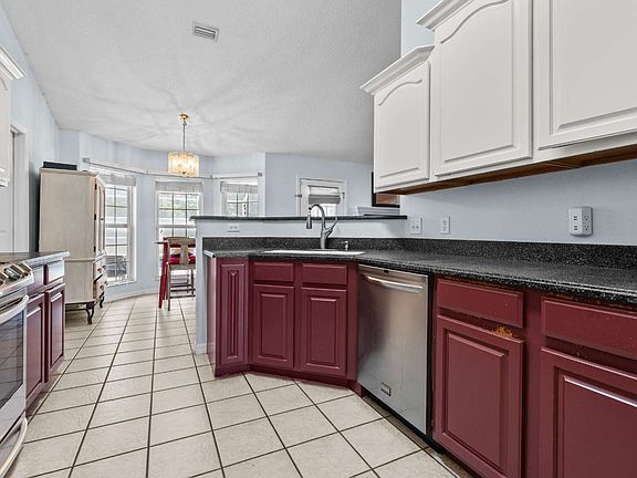 5th image of 132 NW Silverleaf Ln