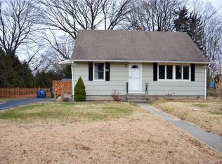 8 Edgewood Ave, Waterford, CT 06385