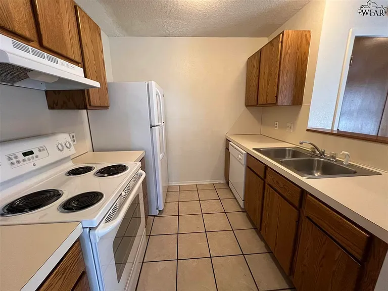 4501 Mistletoe Dr — Photo 4