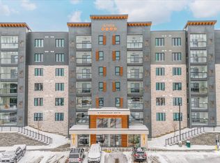 15 Kneeshaw Dr S #302, Barrie, ON L9J 0X9