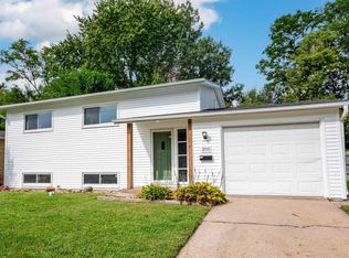 203 Arrow St, Pekin, IL 61554