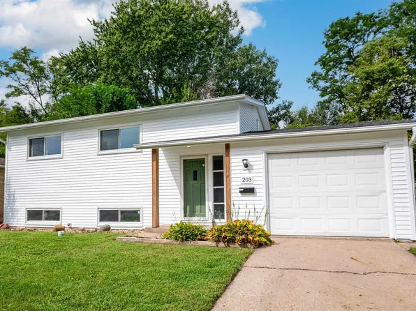 203 Arrow St, Pekin, IL 61554