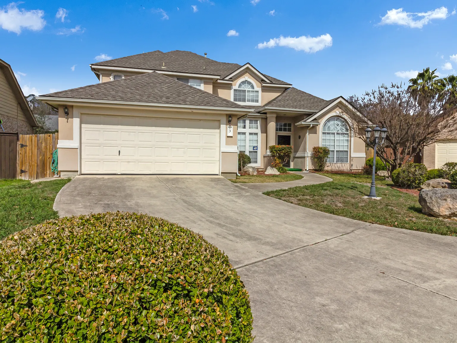 4 bed, 3.5 bath, 3303 sqft, $3,200 — Photo 3