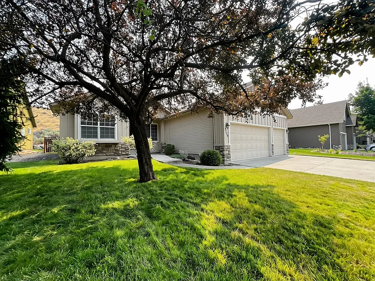 4759 E Tanoak Dr — Photo 2