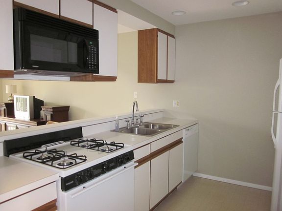 4th image of 1140-205 W Aaron Dr
