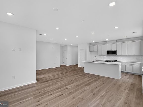 5th image of 83 Bethlehem Pike Unit 1301