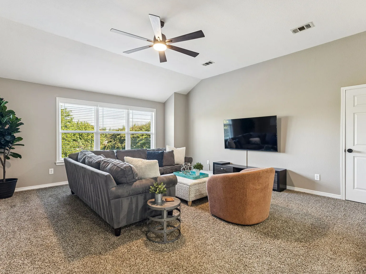 4 bed, 2.5 bath, 2889 sqft, $7,808 — Photo 4