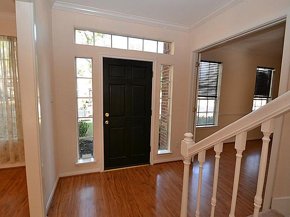 Entry offering hardwood laminate floors and crown molding.