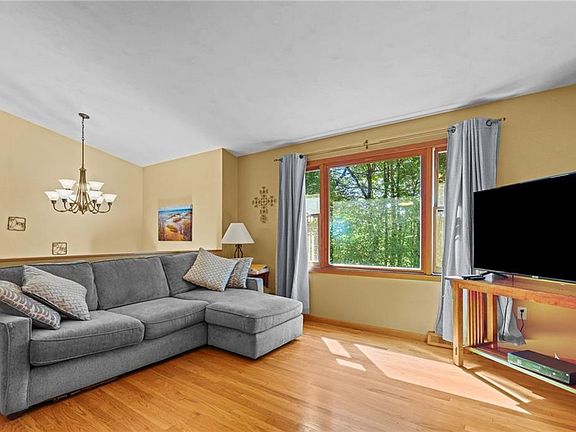 4th image of 107 Gough Ave