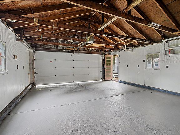 4th image of 1098 Rydale Rd