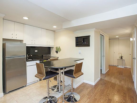 4th image of 150 W 51st St APT 2124