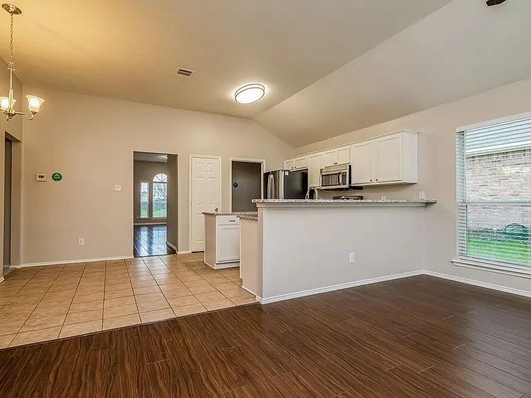 904 Nancy Dr — Photo 3