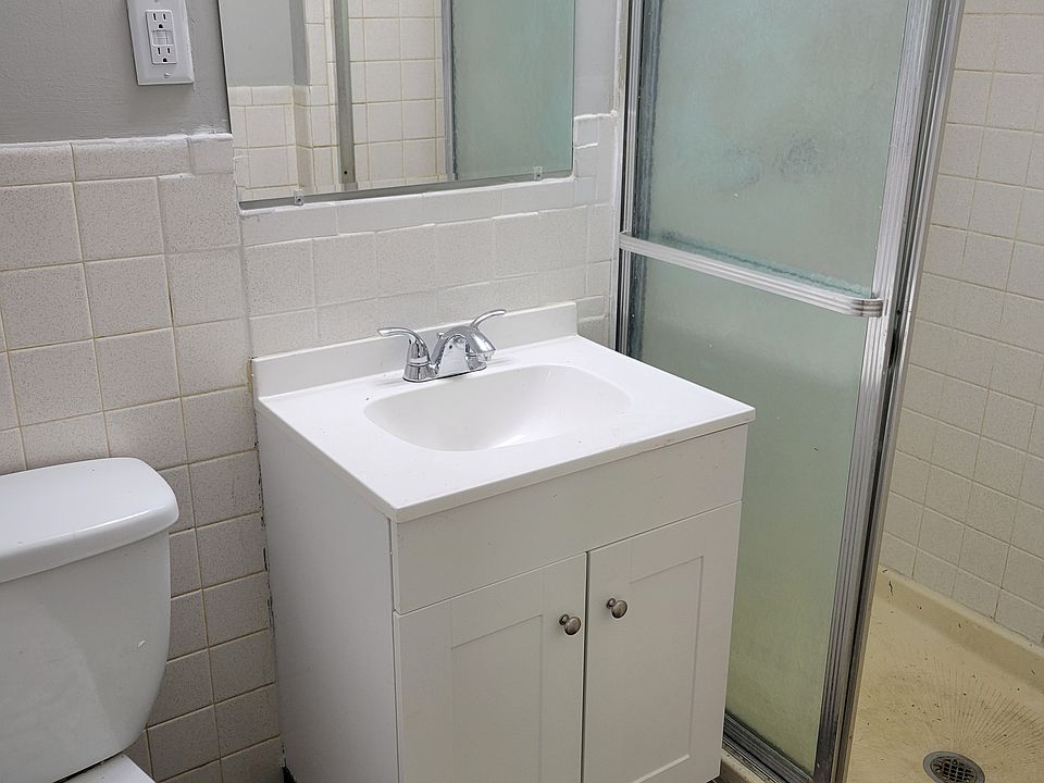 master bed bathroom