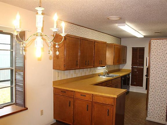 4th image of 3921 Cedar Creek Dr