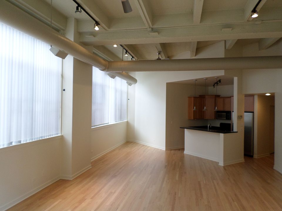 2nd image of 2600 N Southport Ave #G-44