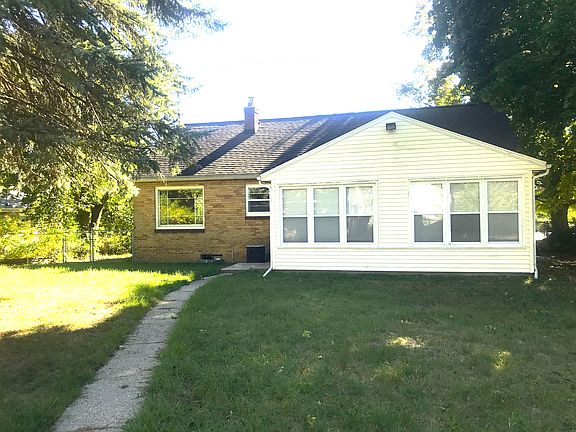 Large 3 season porch is great for relaxing and summer get togethers.