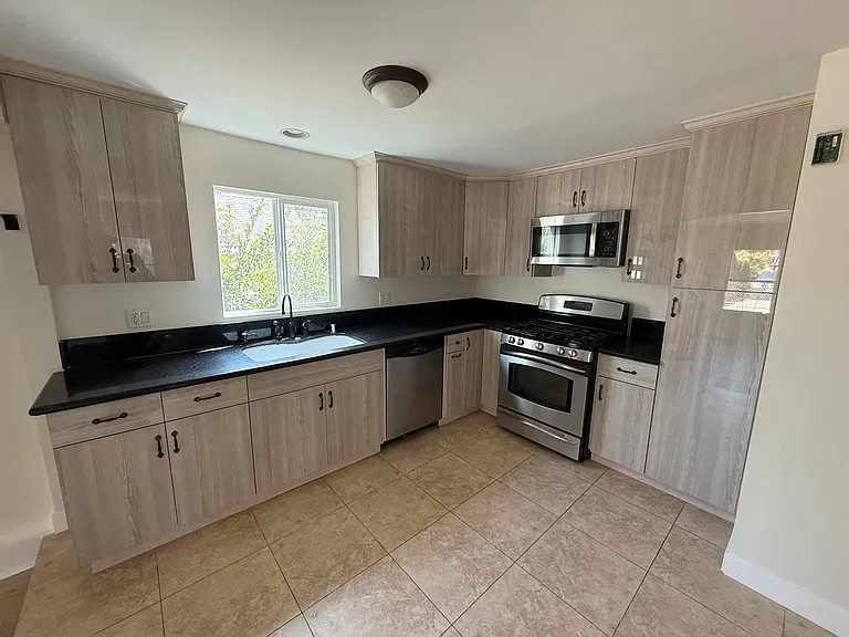 239 1/2 N Mayflower Ave — Photo 7