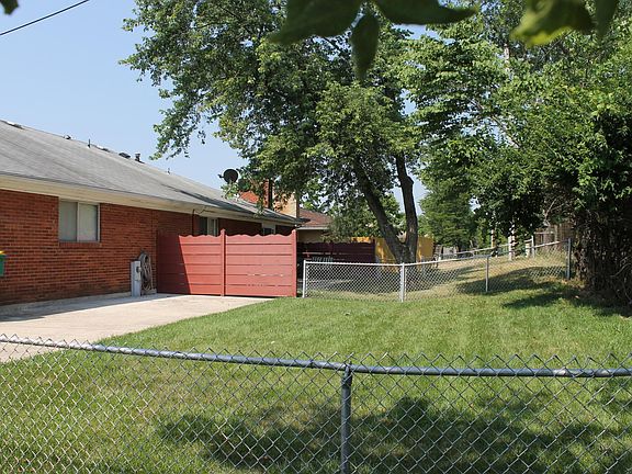 4th image of 3533 Village Green Dr