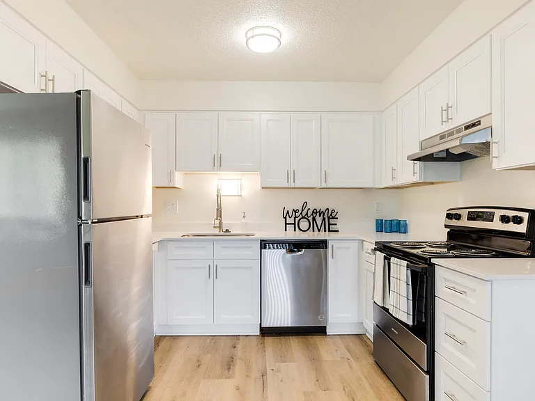 West Royal Apartments — Photo 9