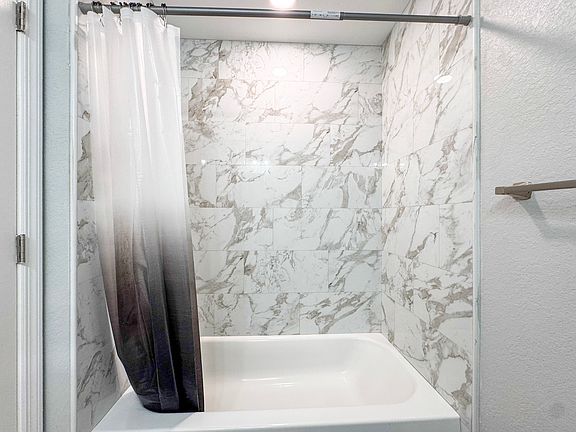 Beautiful bathtub/shower