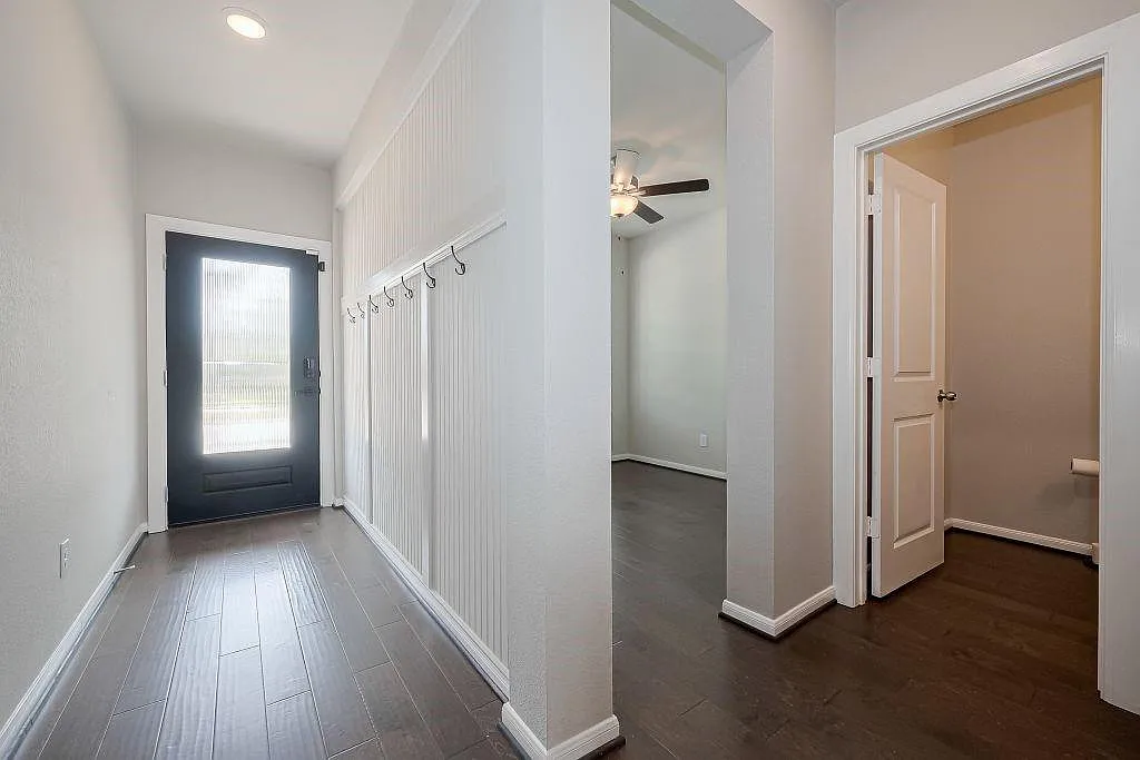 4 bed, 2.5 bath, 2634 sqft, $2,750 — Photo 2