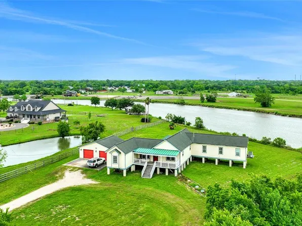 7906 S Redfish Drive, Hitchcock, TX 77563