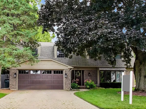 808 Dawes St, Libertyville, IL 60048