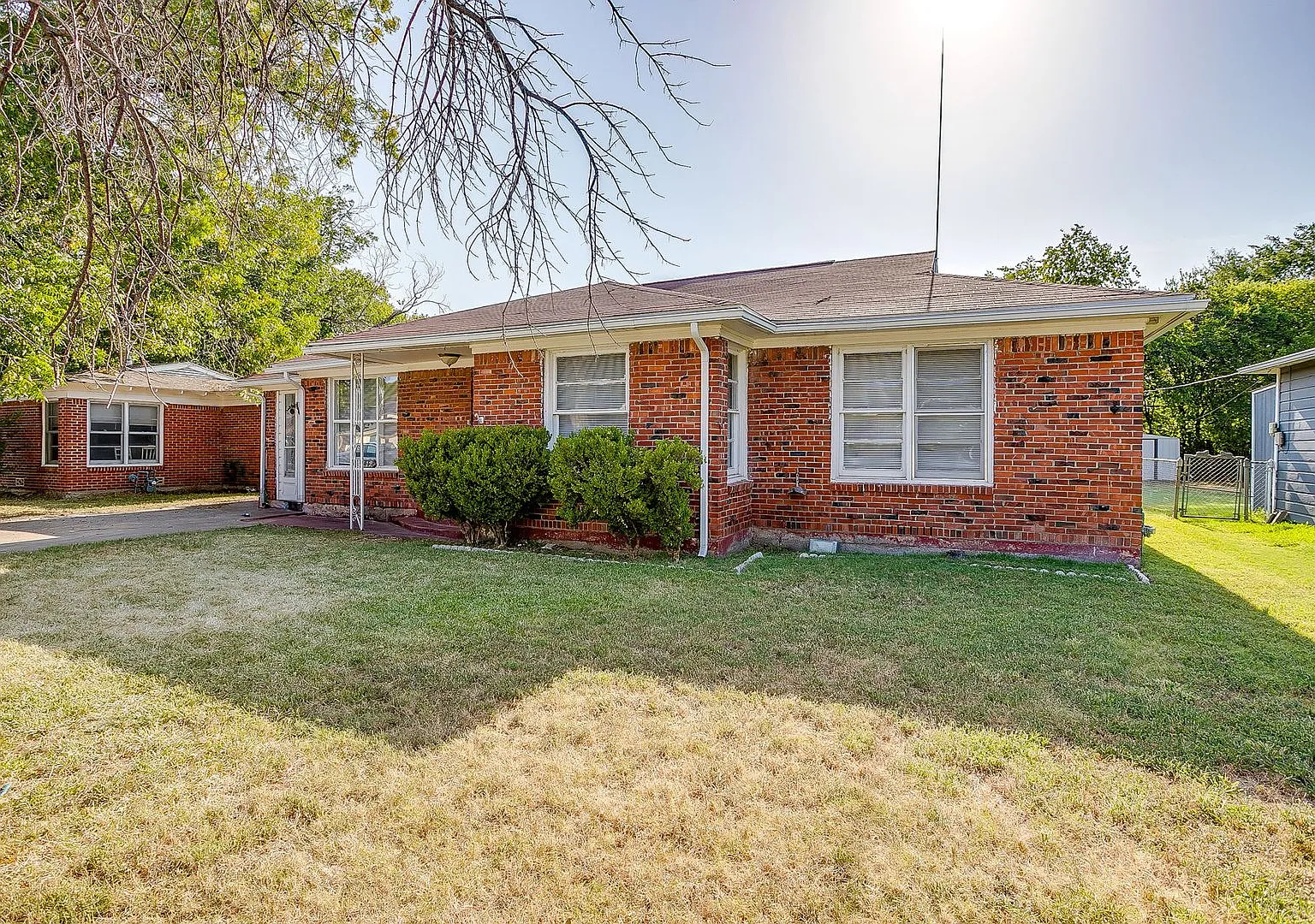 Ready for New Tenants- 4 Bed, 1 Bath Home in Richland Hills, Large Backyard, Birdville ISD- 76118 — Photo 3