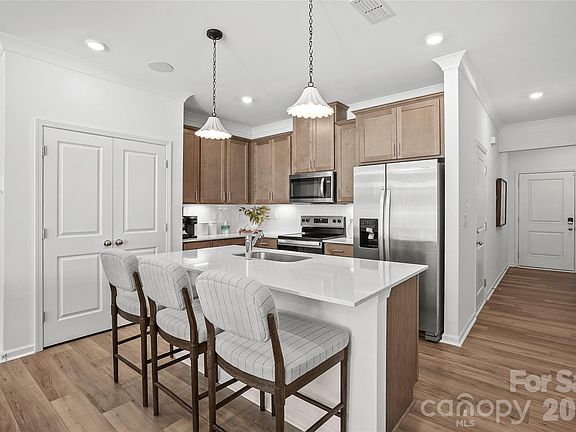 4th image of 11934 Oak St