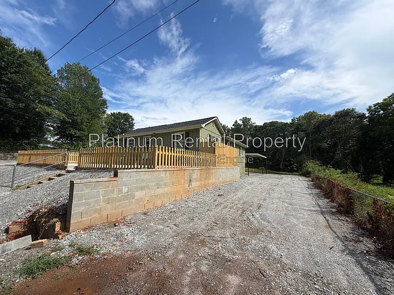 1868 Quarry Rd NW — Photo 4