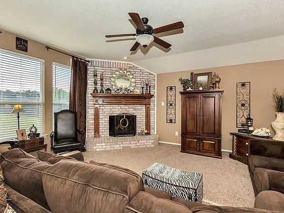 4th image of 805 Preston Dr