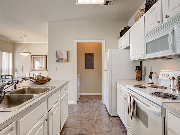Lincoln Villas on Memorial Kitchen
