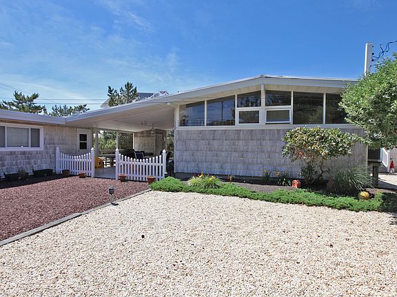 2nd image of 111 Laguna Ln