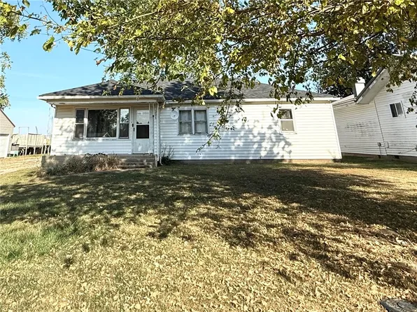 206 S Boyer Ave, Brocton, IL 61917