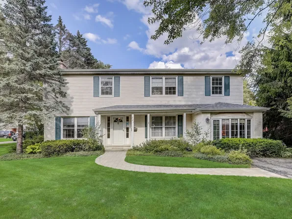 221 Sunset Ter, Lake Bluff, IL 60044