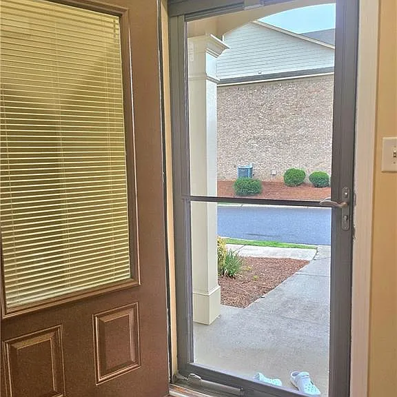 2712 Beynon Ln — Photo 2