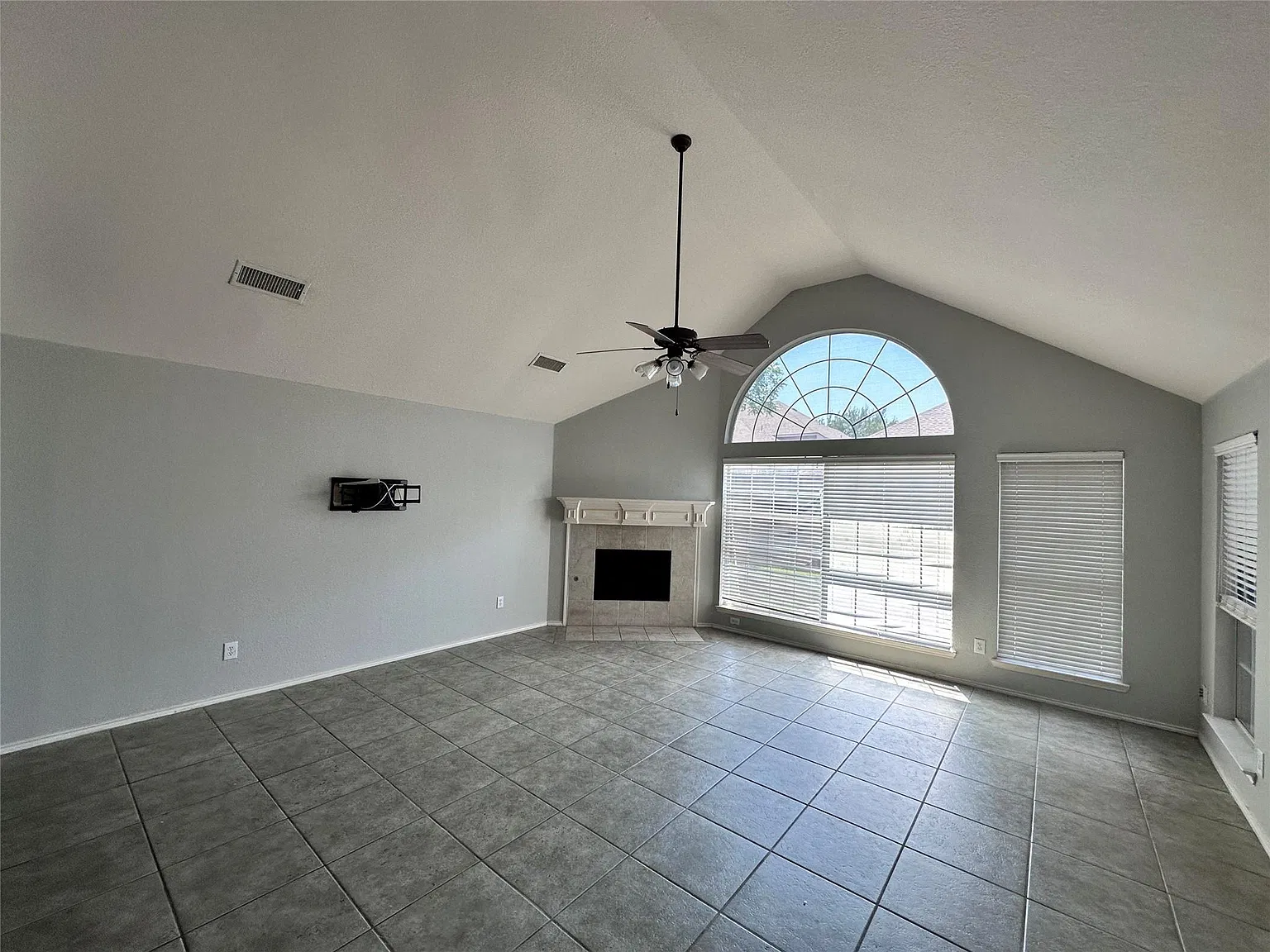 3 bed, 2127 sqft, $2,600 — Photo 2