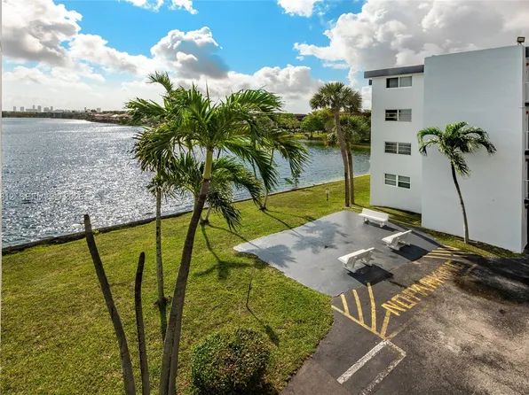 447 NE 195th St, Miami, FL