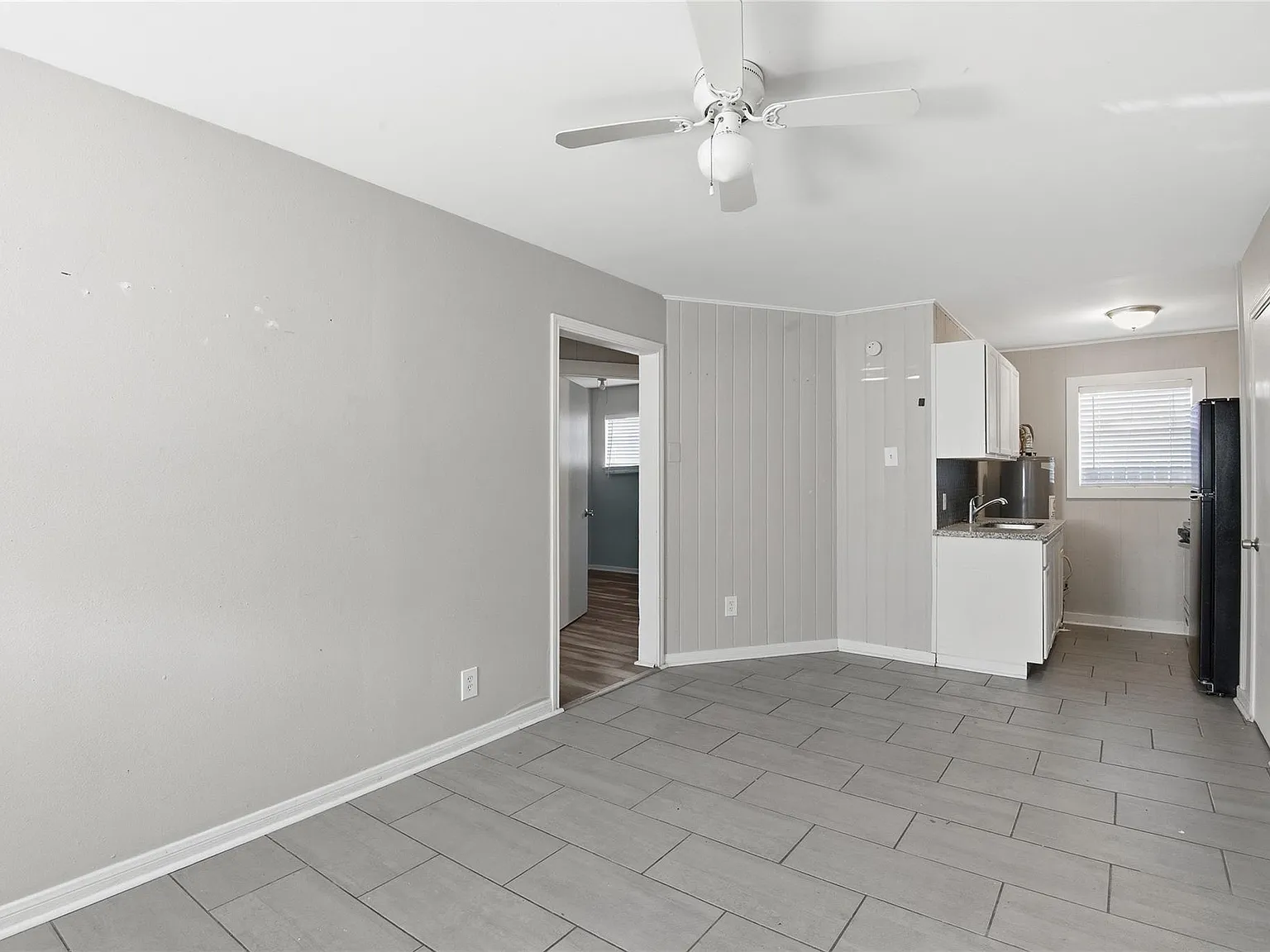 2 bed, 1.0 bath, 1222 sqft, $850 — Photo 2