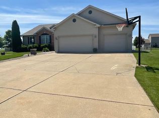 212 Pheasant Ln, Hudson, IL