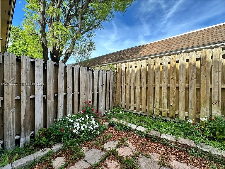324 NE 3rd St #D — Photo 37
