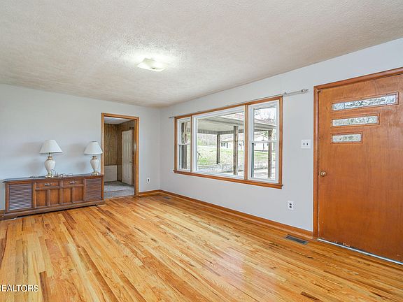 3rd image of 615 Scenic Dr