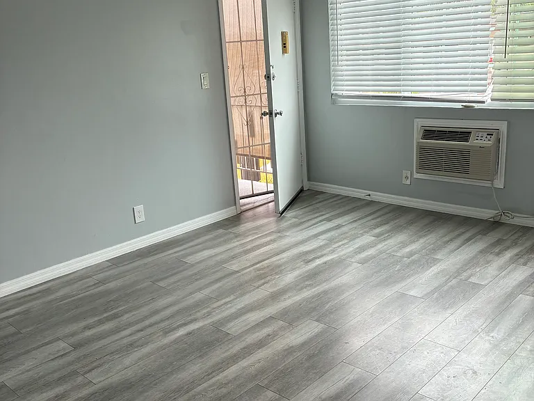 1052 Justin Ave #4 — Photo 9