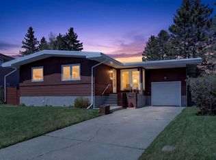 26 SE Cardiff Pl NW, Calgary, AB T2K1S3